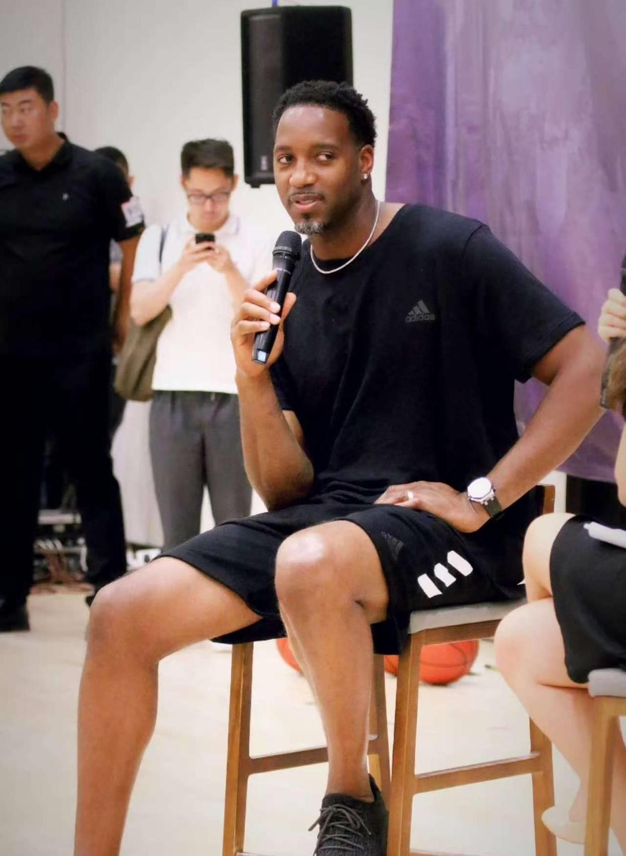 战狼队贡献2射1传！官方：B费当选英超第十五轮最佳球员（英超第15轮官方最佳：B费当选，战狼队贡献2球1助）