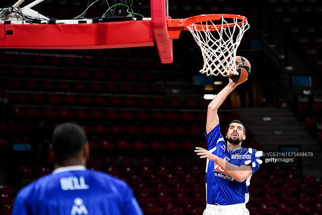 阿森纳以2-0击败布伦特福德，扩大领先优势，巩固争冠地位。（阿森纳2-0力擒布伦特福德，拉大分差稳固争冠优势）