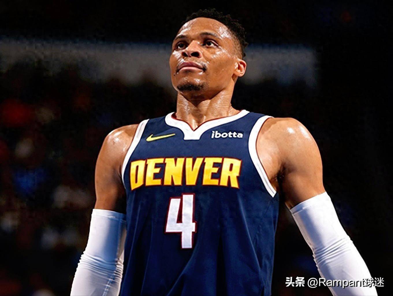 意大利赛车手罗西回忆马拉多纳：我曾单膝跪地亲吻他的左脚（意大利车手罗西忆马拉多纳：曾单膝跪地吻过他的左脚）