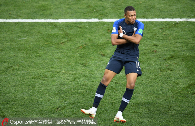 “你不是梅西C罗”！范戴克公开力挺后，萨拉赫仍被狠批