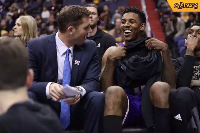 记者：拜仁将于明年一月开始与凯恩谈续约（消息称，拜仁将于明年1月启动与凯恩的续约谈判）