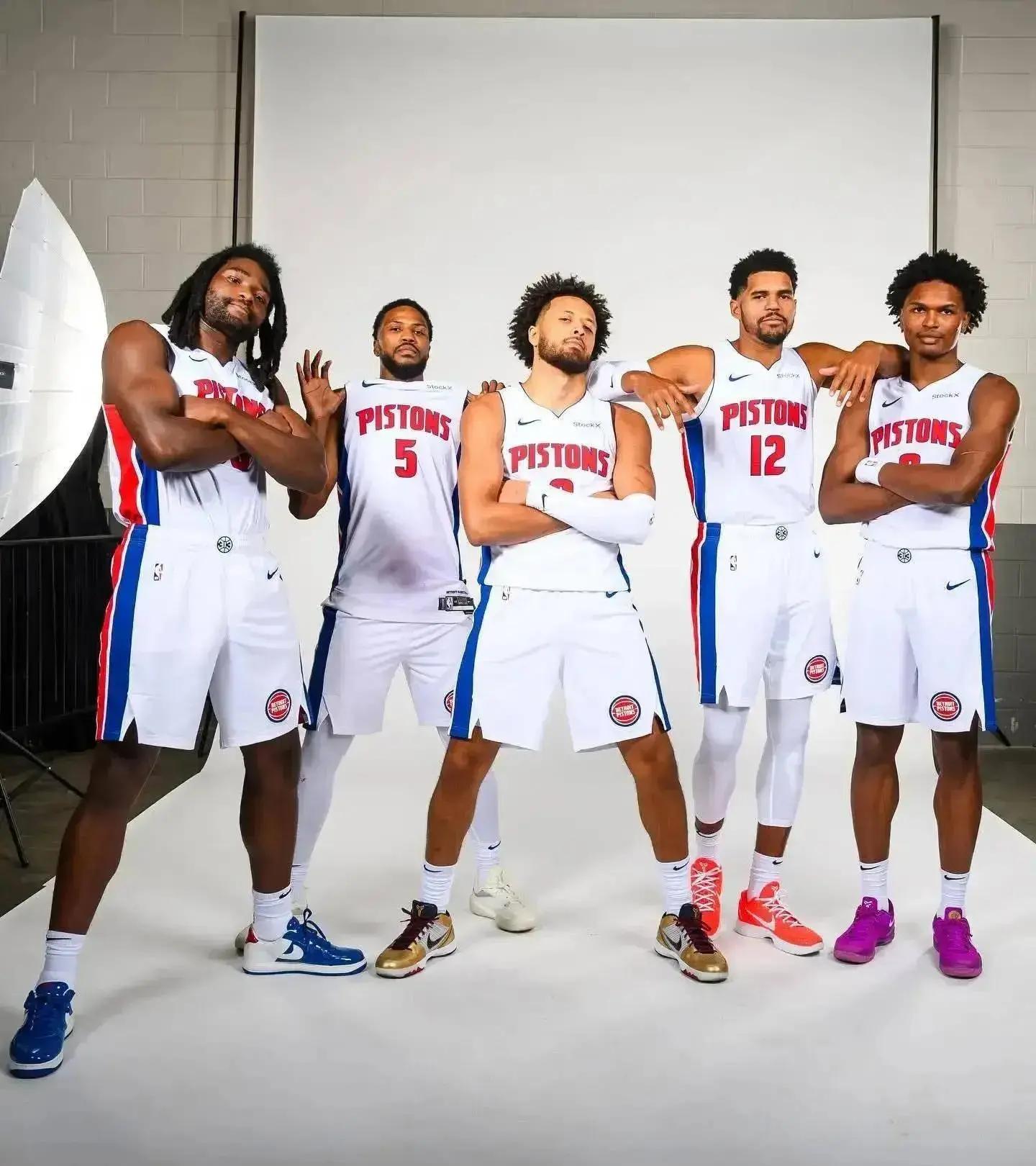 哈登狂砍55分封神！成NBA首位双队史得分王，36岁飙10记三分创多项纪录（36岁哈登轰55分10记三分，成NBA历史首位双队史得分王，多项纪录被改写）