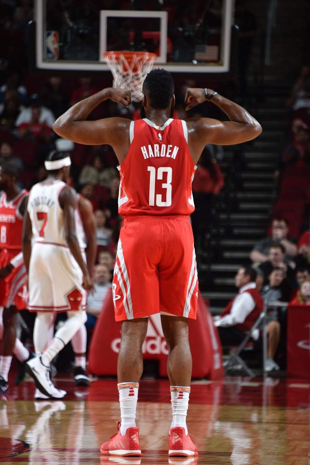 欧文突破防守连续得分（欧文强突防线连取分）