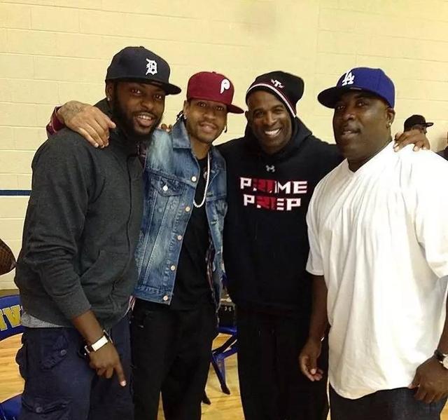 詹姆斯赛后向卡斯尔赠送签名球衣：年轻的国王，继续加油（詹姆斯赛后赠卡斯尔签名球衣：年轻的王者，继续前行）