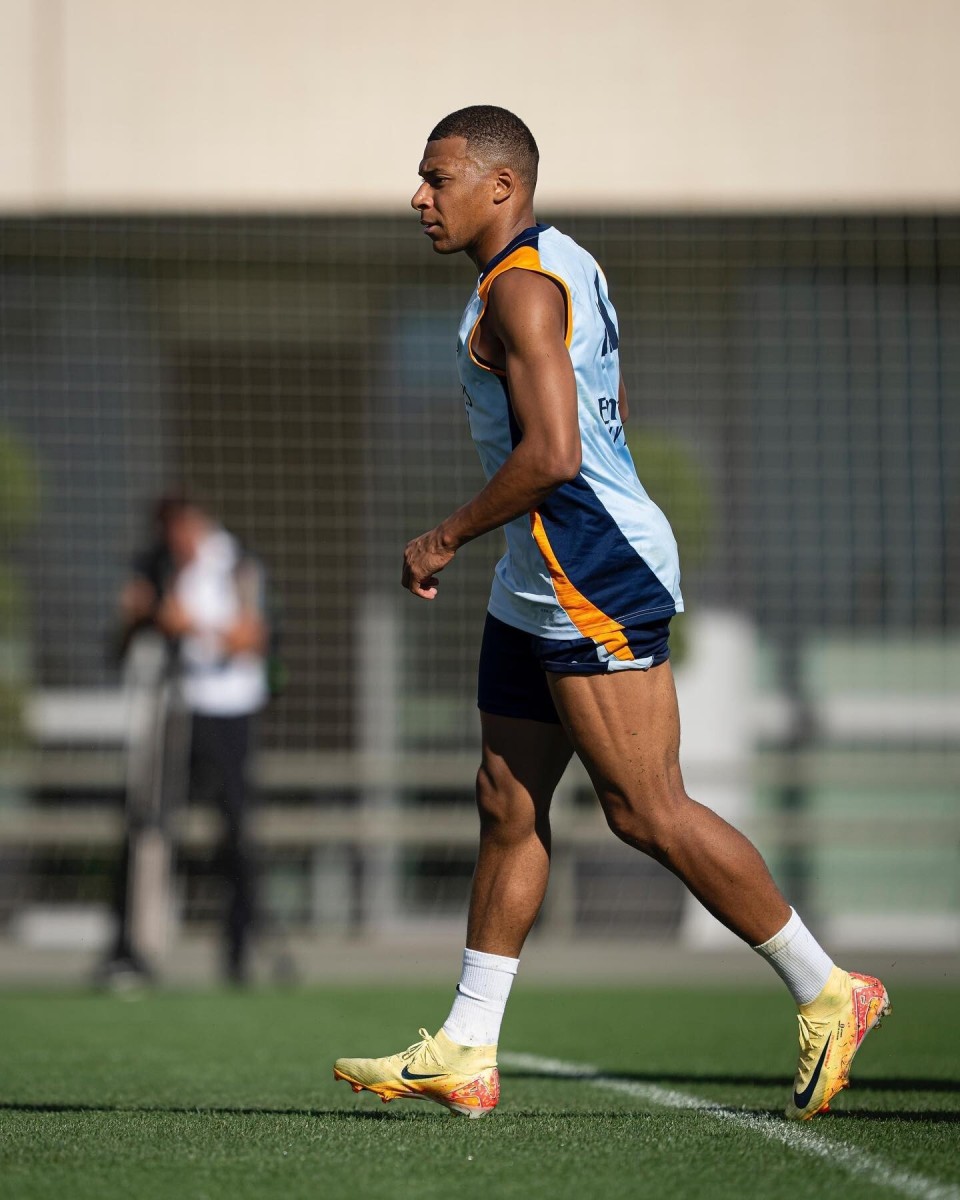 上海久事以111-72大胜四川丰谷，展现强大实力，全队多点开花，四川队虽努力但难敌强队。（上海久事111-72大胜四川丰谷：多点开花显统治力，四川虽拼仍难抵强敌）